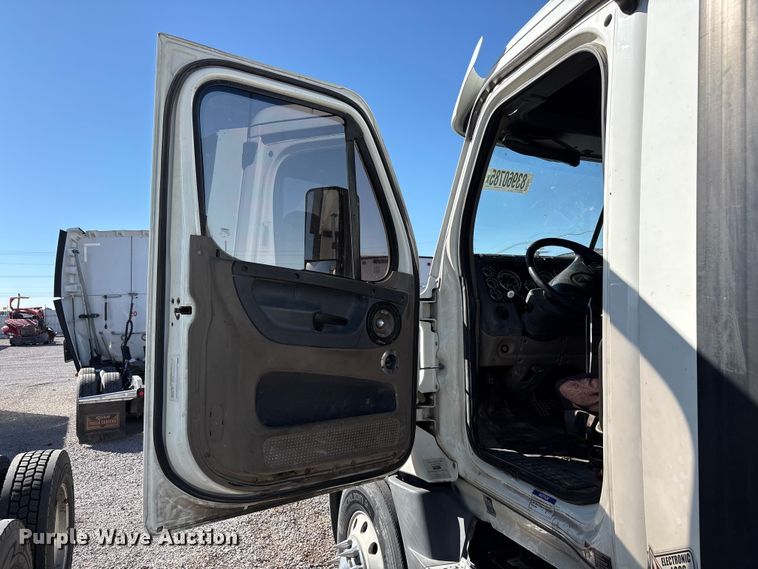 image for item YA1175 2016 Freightliner Cascadia semi truck