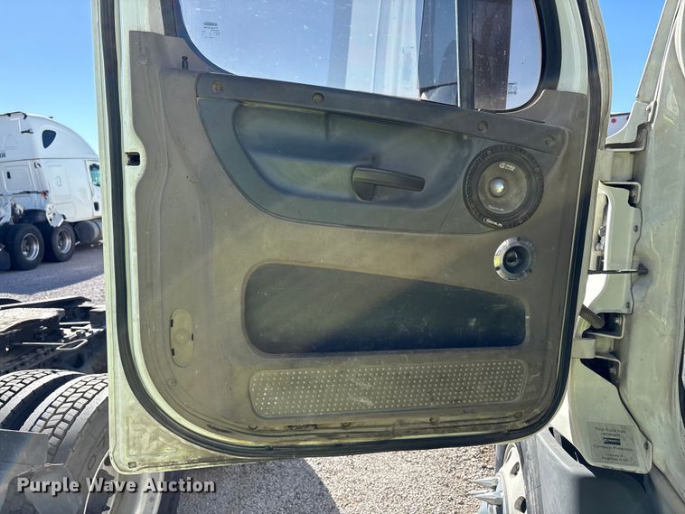 image for item YA1175 2016 Freightliner Cascadia semi truck