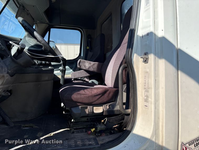 image for item YA1175 2016 Freightliner Cascadia semi truck