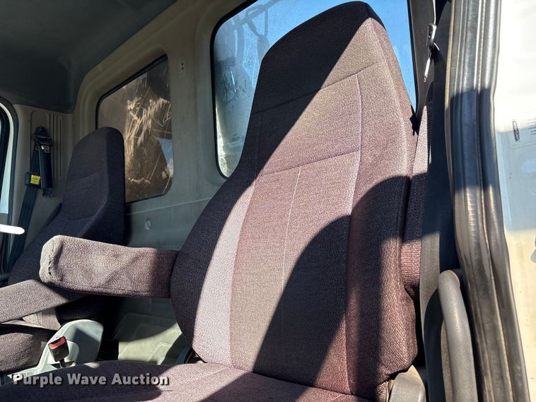 image for item YA1175 2016 Freightliner Cascadia semi truck