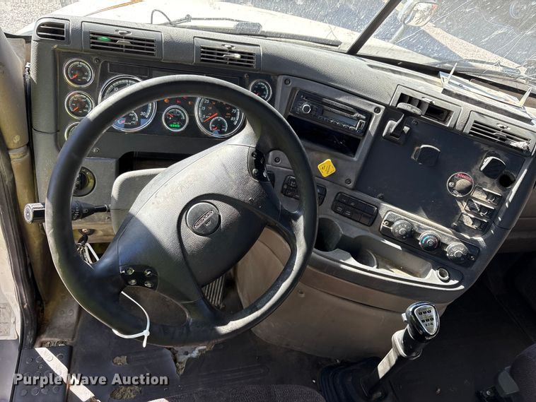 image for item YA1175 2016 Freightliner Cascadia semi truck