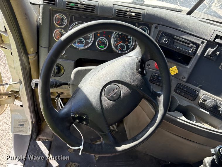 image for item YA1175 2016 Freightliner Cascadia semi truck