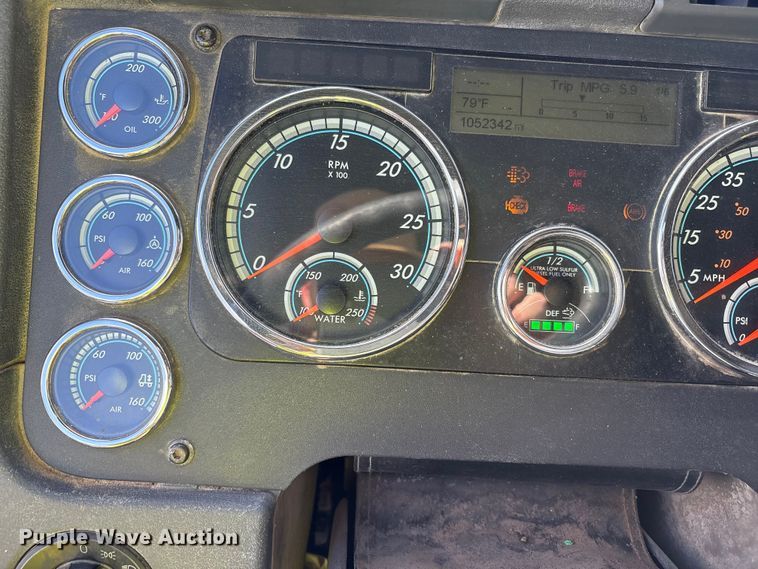 image for item YA1175 2016 Freightliner Cascadia semi truck