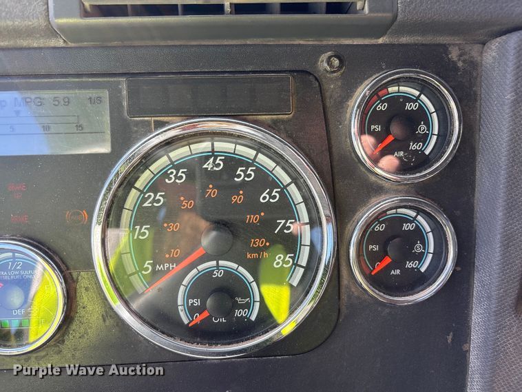 image for item YA1175 2016 Freightliner Cascadia semi truck