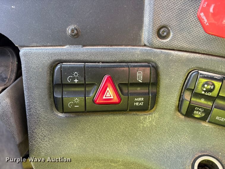 image for item YA1175 2016 Freightliner Cascadia semi truck