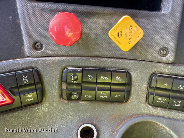 image for item YA1175 2016 Freightliner Cascadia semi truck