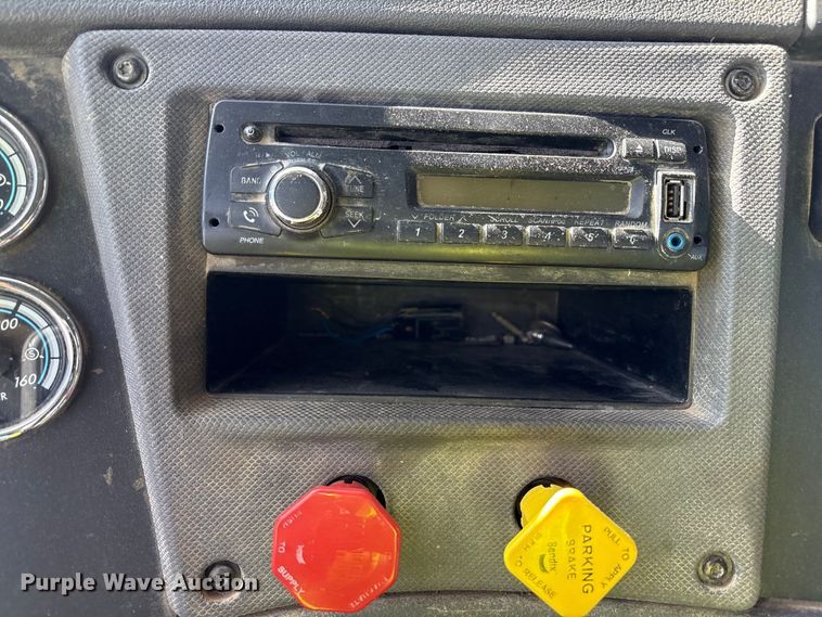 image for item YA1175 2016 Freightliner Cascadia semi truck