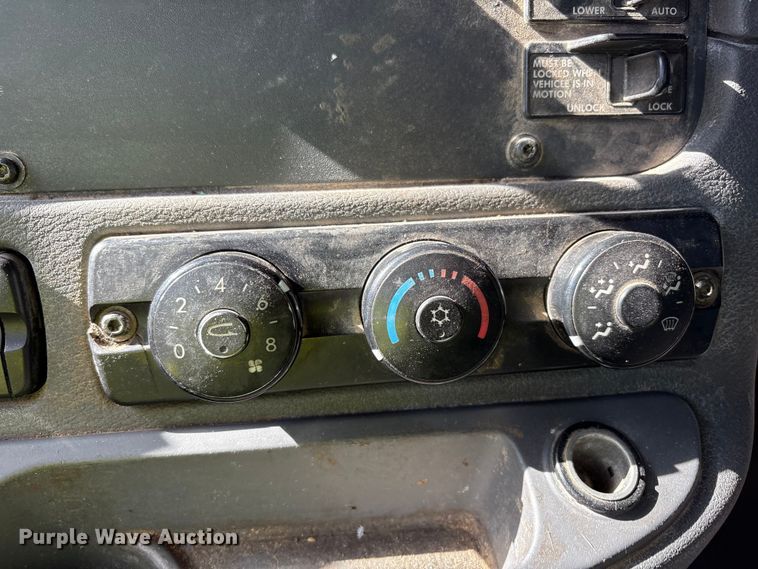 image for item YA1175 2016 Freightliner Cascadia semi truck