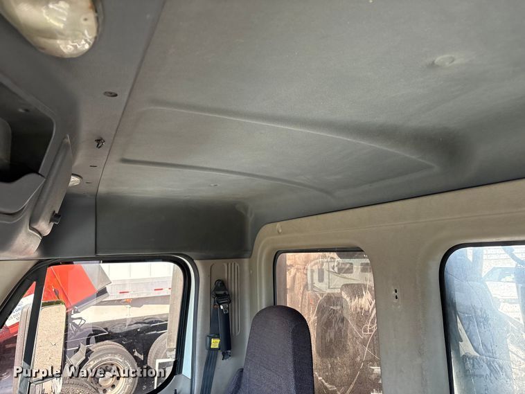 image for item YA1175 2016 Freightliner Cascadia semi truck