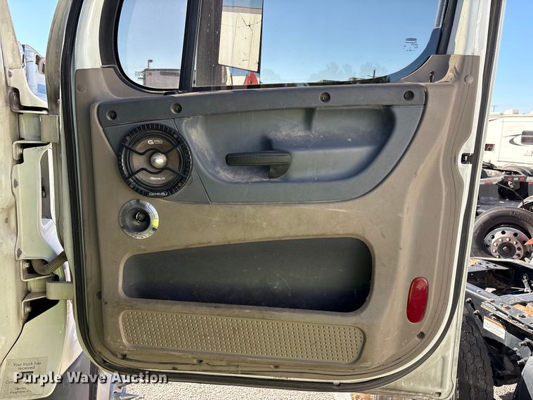 image for item YA1175 2016 Freightliner Cascadia semi truck