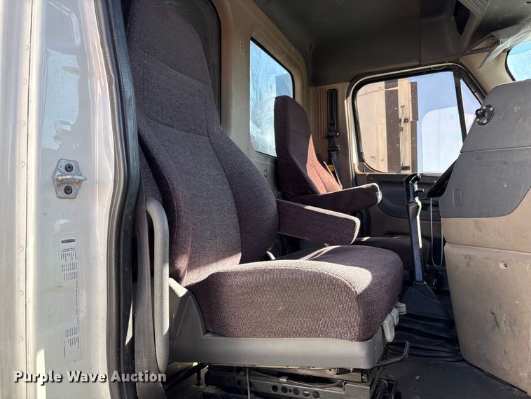 image for item YA1175 2016 Freightliner Cascadia semi truck