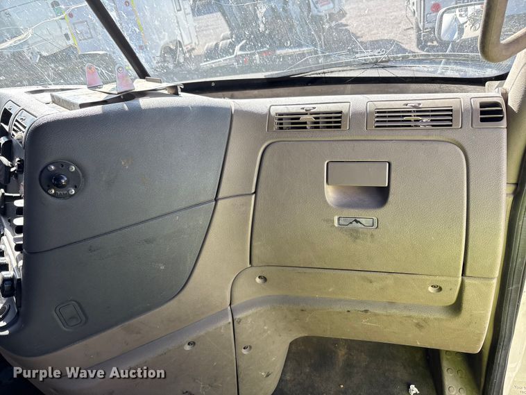 image for item YA1175 2016 Freightliner Cascadia semi truck