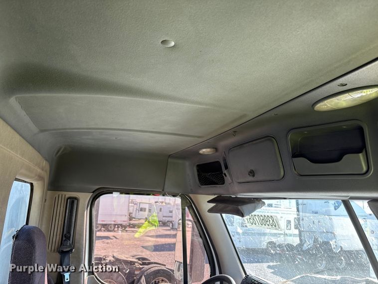 image for item YA1175 2016 Freightliner Cascadia semi truck