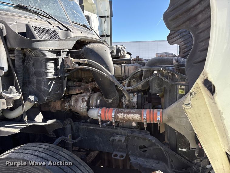 image for item YA1175 2016 Freightliner Cascadia semi truck