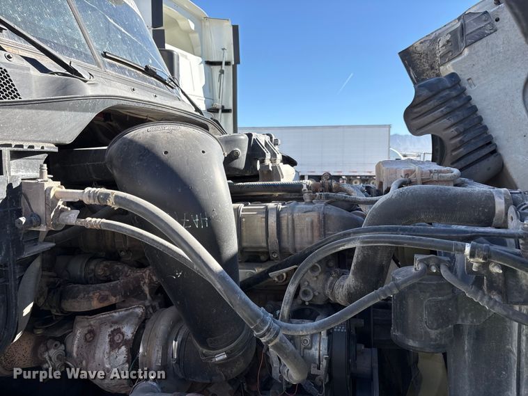 image for item YA1175 2016 Freightliner Cascadia semi truck