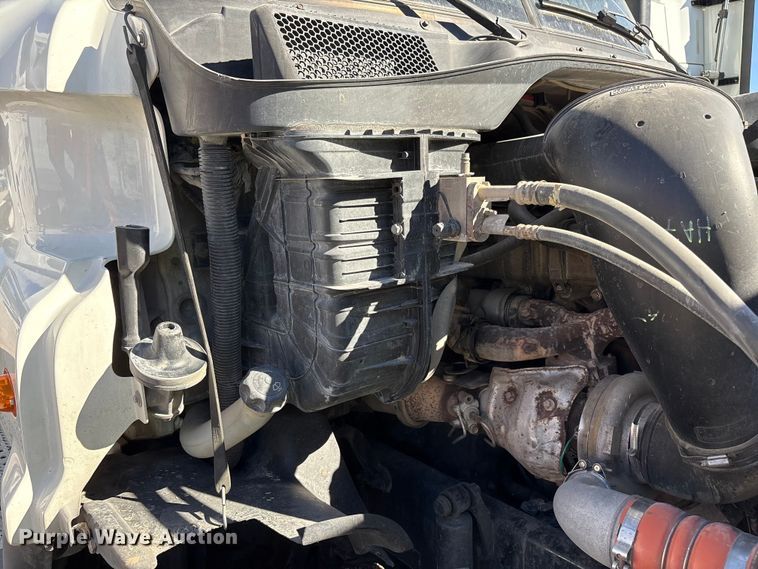 image for item YA1175 2016 Freightliner Cascadia semi truck