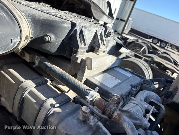 image for item YA1175 2016 Freightliner Cascadia semi truck