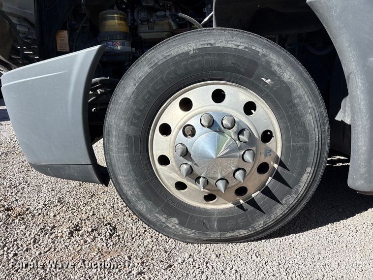 image for item YA1175 2016 Freightliner Cascadia semi truck