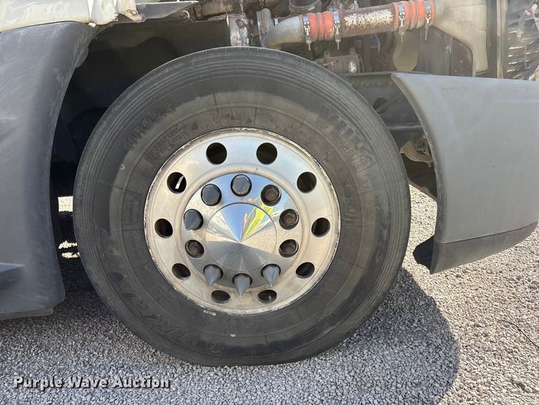 image for item YA1175 2016 Freightliner Cascadia semi truck