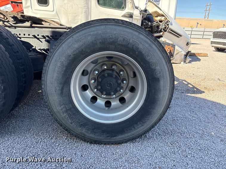 image for item YA1175 2016 Freightliner Cascadia semi truck