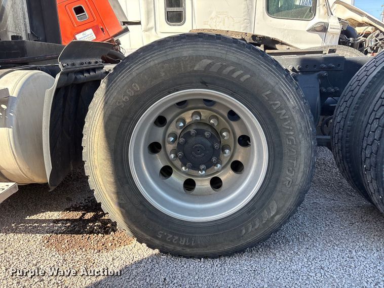 image for item YA1175 2016 Freightliner Cascadia semi truck