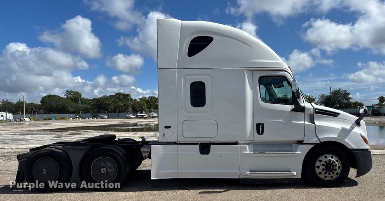 image for item YA1179 2019 Freightliner Cascadia semi truck