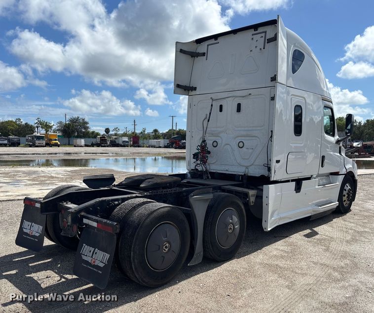 image for item YA1179 2019 Freightliner Cascadia semi truck