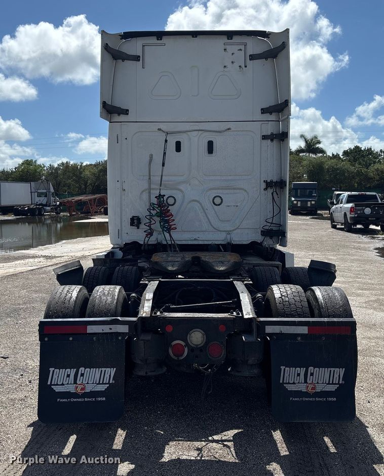 image for item YA1179 2019 Freightliner Cascadia semi truck