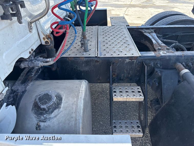 image for item YA1179 2019 Freightliner Cascadia semi truck