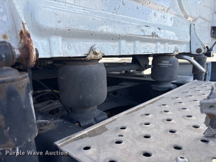 image for item YA1179 2019 Freightliner Cascadia semi truck