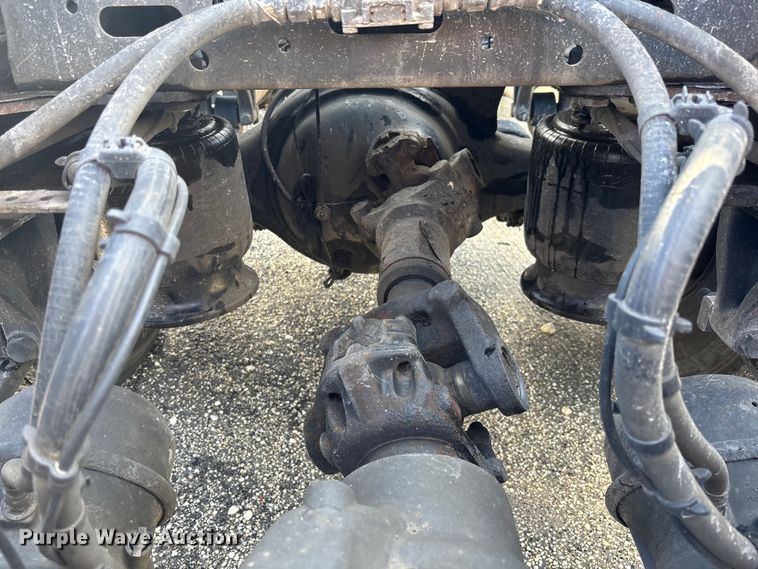 image for item YA1179 2019 Freightliner Cascadia semi truck