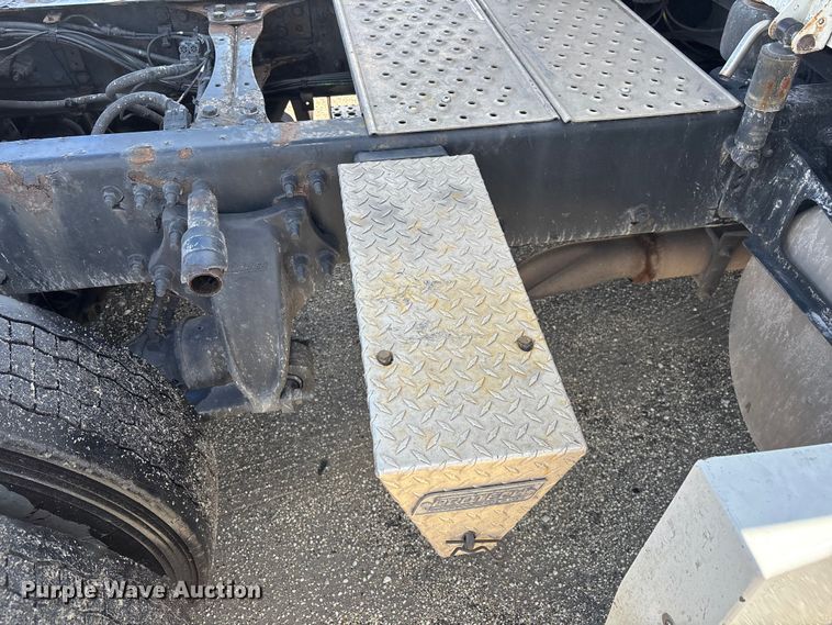 image for item YA1179 2019 Freightliner Cascadia semi truck