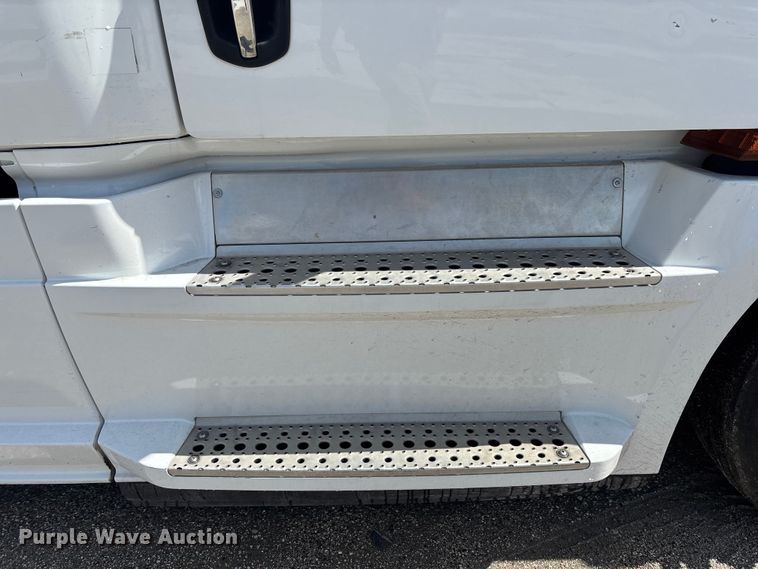 image for item YA1179 2019 Freightliner Cascadia semi truck