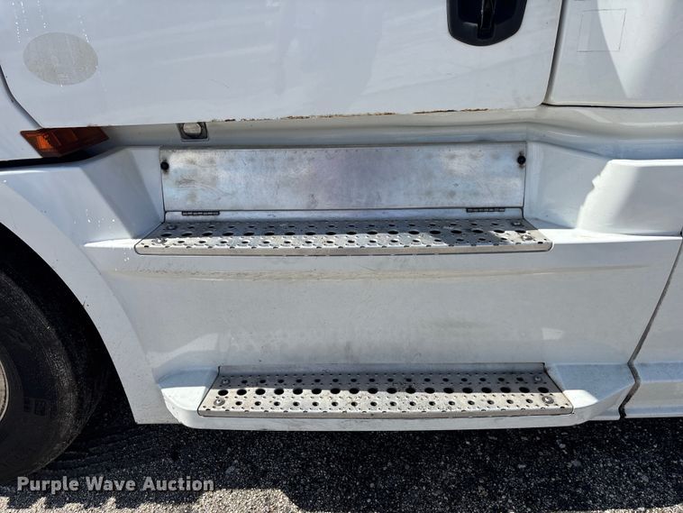 image for item YA1179 2019 Freightliner Cascadia semi truck