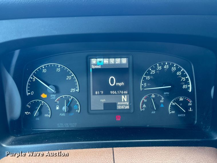 image for item YA1179 2019 Freightliner Cascadia semi truck