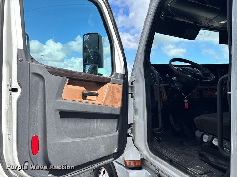 image for item YA1179 2019 Freightliner Cascadia semi truck