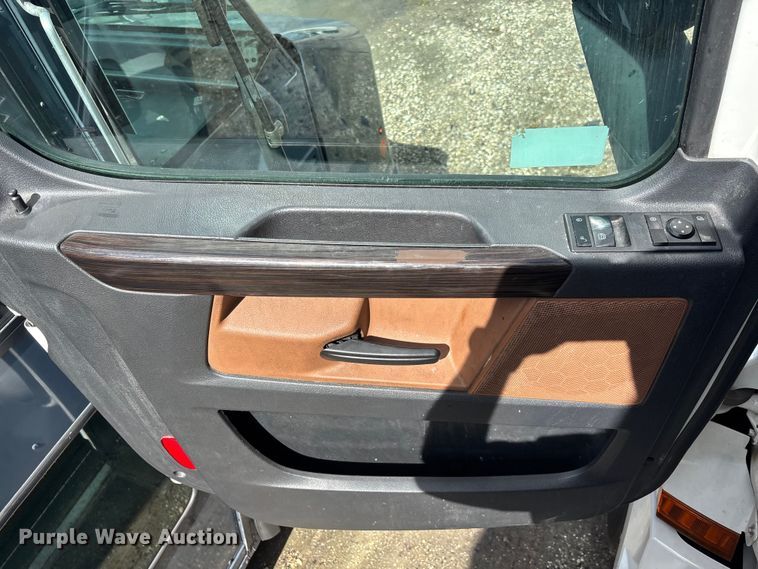 image for item YA1179 2019 Freightliner Cascadia semi truck