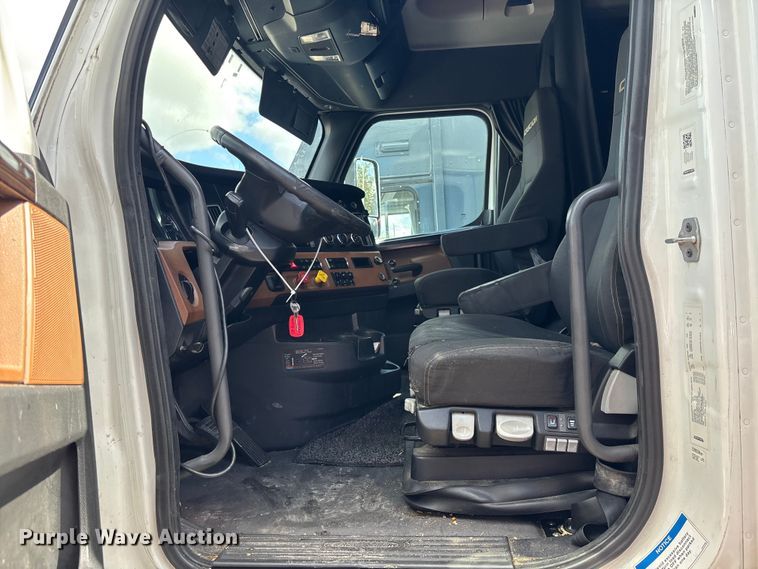 image for item YA1179 2019 Freightliner Cascadia semi truck