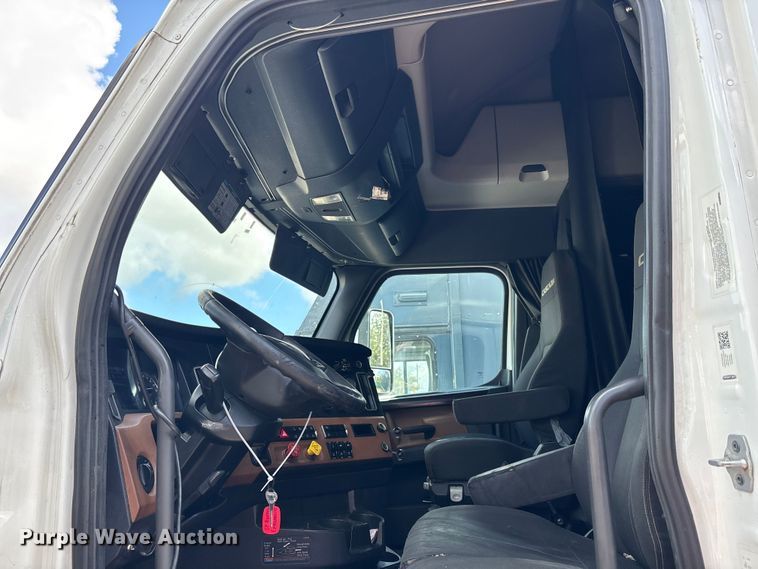 image for item YA1179 2019 Freightliner Cascadia semi truck