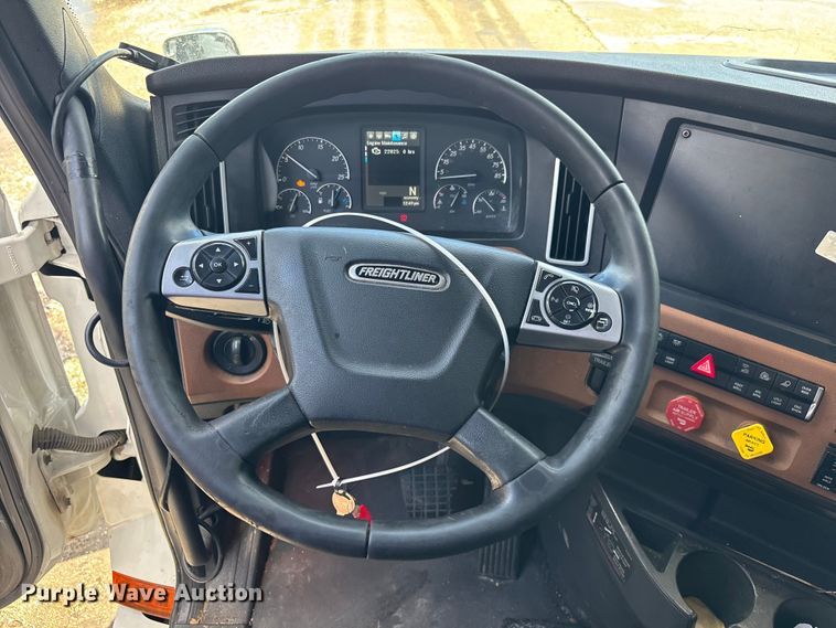 image for item YA1179 2019 Freightliner Cascadia semi truck