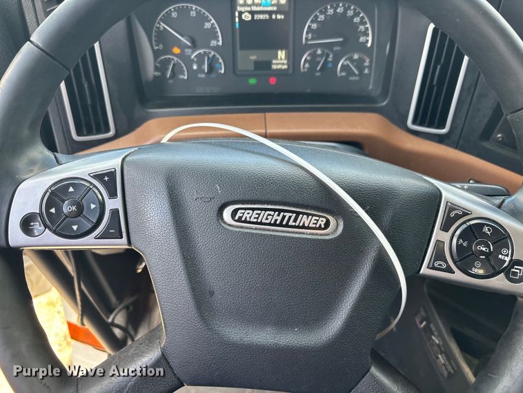 image for item YA1179 2019 Freightliner Cascadia semi truck