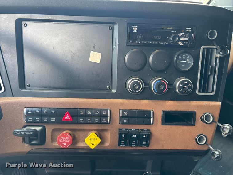 image for item YA1179 2019 Freightliner Cascadia semi truck