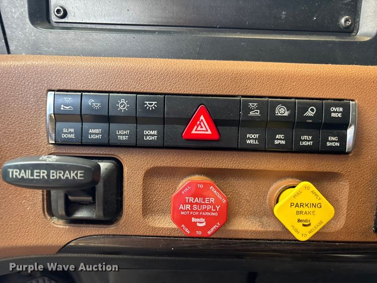 image for item YA1179 2019 Freightliner Cascadia semi truck