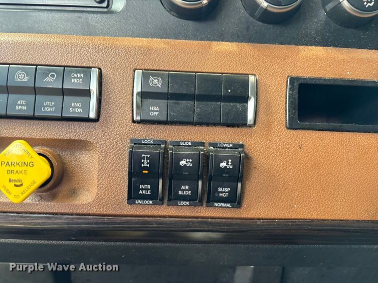 image for item YA1179 2019 Freightliner Cascadia semi truck