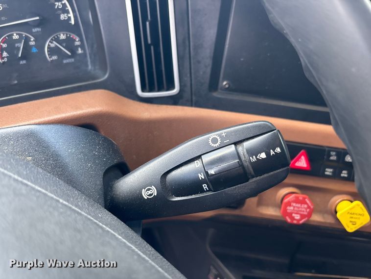 image for item YA1179 2019 Freightliner Cascadia semi truck