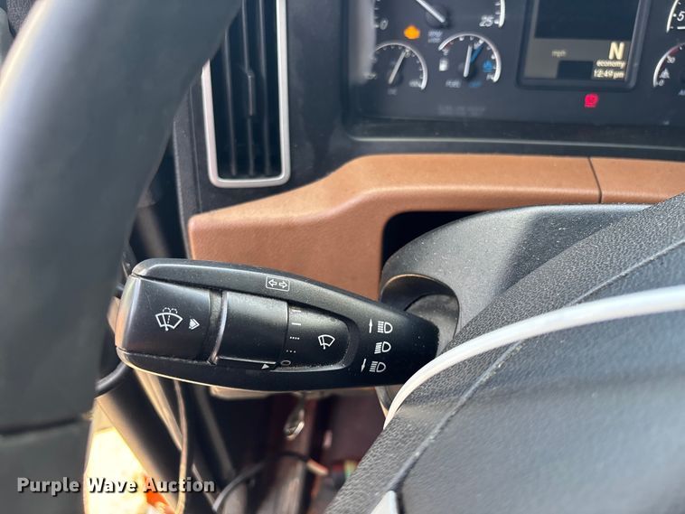 image for item YA1179 2019 Freightliner Cascadia semi truck