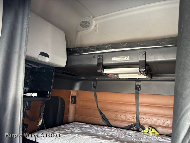 image for item YA1179 2019 Freightliner Cascadia semi truck