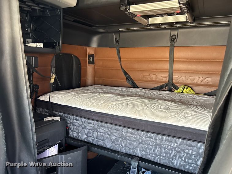 image for item YA1179 2019 Freightliner Cascadia semi truck