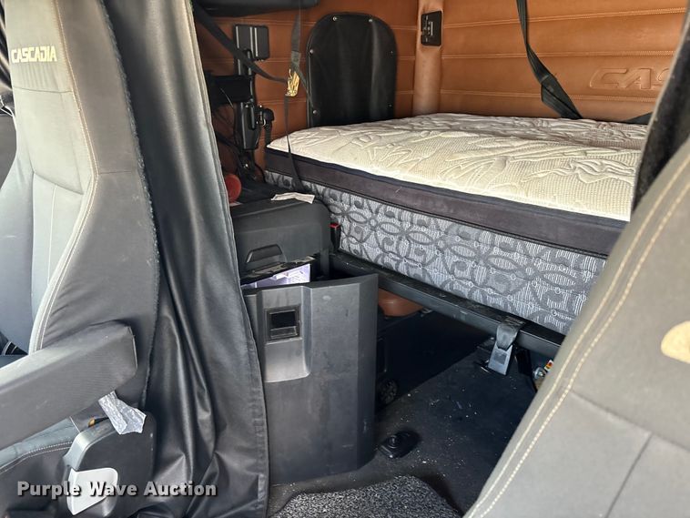 image for item YA1179 2019 Freightliner Cascadia semi truck