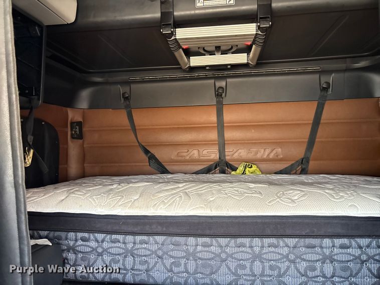 image for item YA1179 2019 Freightliner Cascadia semi truck